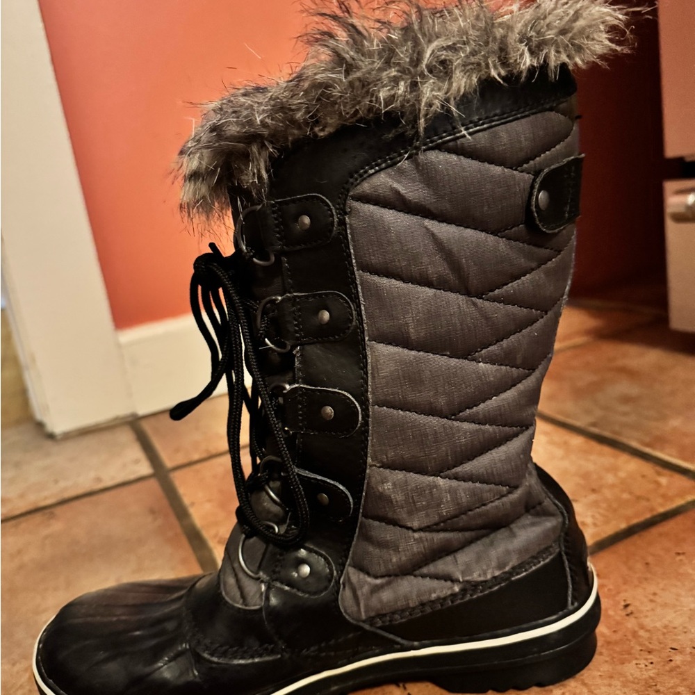 Cozy Black and Gray Winter Boots with Faux Fur